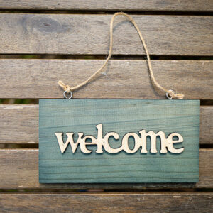 5 unique welcome hanging signs to have